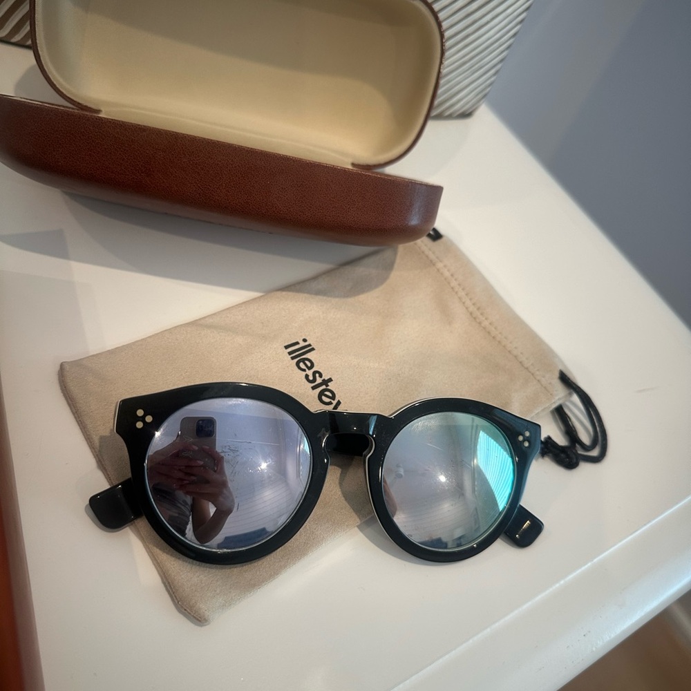 Illesteva Black Round Glasses